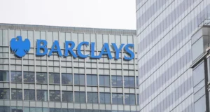 Barclays сокращает рабочие места в рамках стратегии по внедрению ИИ и офшорингу